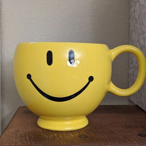 Smiley Face Happy Yellow Mug Cup Iconic Plant Vase Office Ceramic Pop Culture